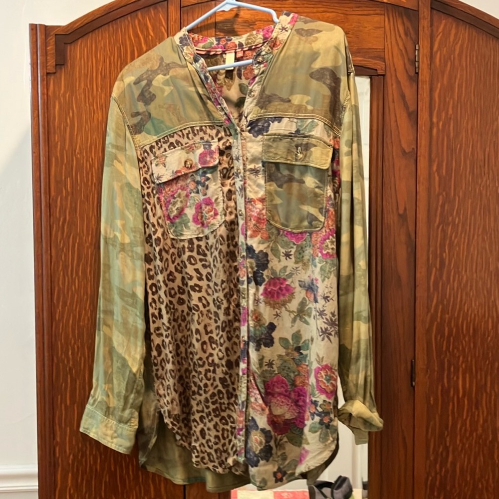 Anthropologie pilcro size L great camoflouage shirt   Runs large a unique shirt
